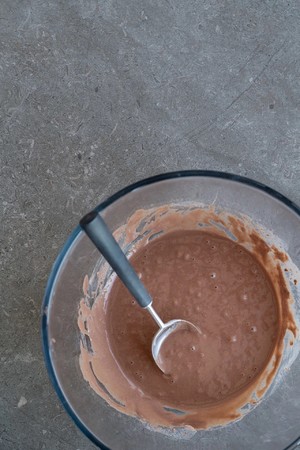 The practice measure of muffin of caramel banana chocolate 2