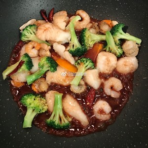 The practice measure of rice served with meat and vegetables on top of Chinese style seafood 8