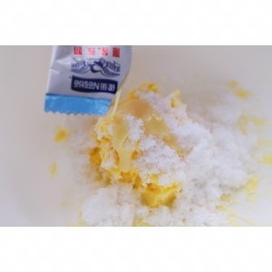 カリカリの甘い蒸しパンの小さなビスケット4