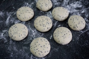 Black sesame seed blossoms the practice measure of the steamed bread 22