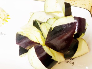 Aubergine noodles served with soy sauce (& crab club fries an egg) practice measure 1