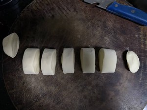The practice measure that sweet knife cuts a steamed bread 5