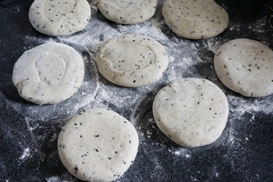 Black sesame seed blossoms the practice measure of the steamed bread 16