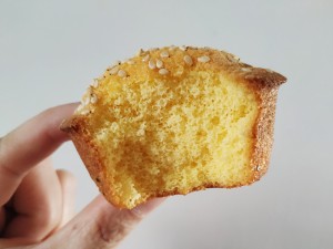 The practice measure that does not have small cake of oily anhydrous crackling 10