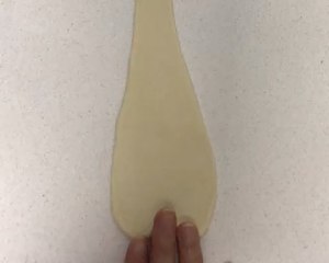 The hand kneads small calf horn to wrap (milk biscuit recipe) practice measure 16