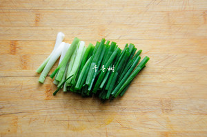 Green oily noodles served with soy sauce has oil of a bowl of green in the heart of everybody the face is classical the practice measure of quick worker 2