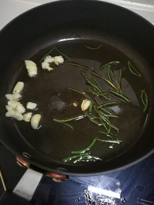 若いクイックワーカー4の緑の醤油を添えた油っぽい麺の実践測定