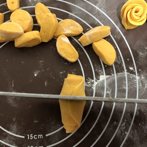 The practice measure of pumpkin rose steamed bread 13