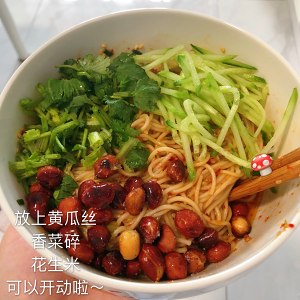 醤油を添えたシンプルな辛さの冷たい麺を超える練習方法6