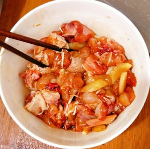 The practice measure of the man of hot pepper chicken that exceeds go with rice 2