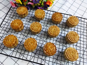 Moon cake of Chengdu of lotus of extensive pattern yoke contains stuffing of 50g~125g cake skin to expect proportional practice measure 16