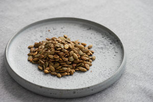 The practice measure of the burning pumpkin seeds of snacks of special purchases for the Spring Festival 2