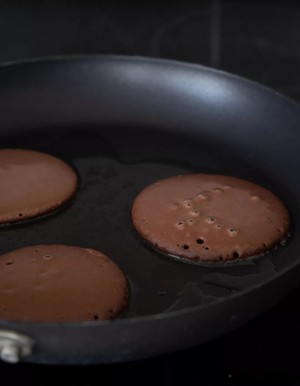 The practice measure of muffin of caramel banana chocolate 3