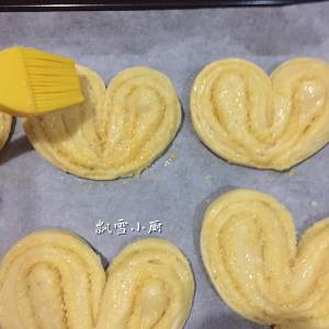 The practice measure of biscuit of heart form shredded coconut stuffing 12
