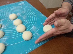 The practice measure of milk small steamed bread 17