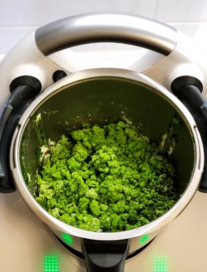 The practice measure of spinach steamed bread 3
