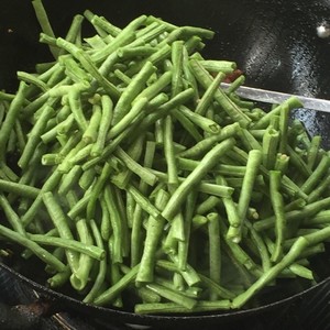 から受け継がれた豆の役割の遅い火の上に覆われた鍋で沸騰の顔 家族の古い世代（顔を蒸発させる）は3つのボウルを大きく食べる！練習法8 