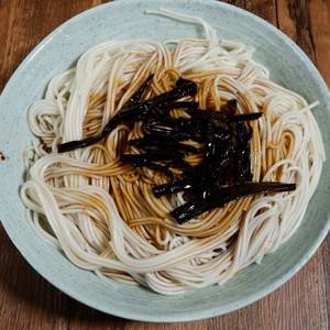 The practice measure of green oily noodles served with soy sauce 10