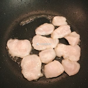 The practice measure of rice served with meat and vegetables on top of Chinese style seafood 3
