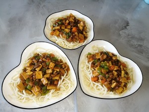 栄養麺の子供が醤油を添えて食べるのが好きな練習法3