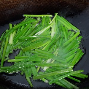 醤油を添えた緑の油っぽい麺の練習方法3