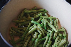 The practice measure of kidney bean of dry stir-fry before stewing 3
