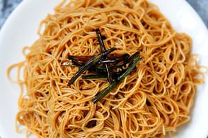 Green oily noodles served with soy sauce has oil of a bowl of green in the heart of everybody the face is classical the practice measure of quick worker 12