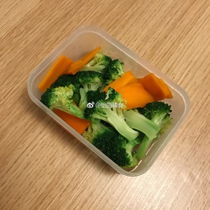 The practice measure of rice served with meat and vegetables on top of Chinese style seafood 2