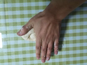 The practice measure that sweet knife cuts a steamed bread 3