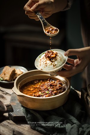 テーブルには、オイル（小さな白いアレンジ）のないフレーバーにがり肉の食事はありません。練習対策3