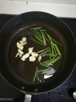 若いクイックワーカー1の緑の醤油を添えた油性麺の実習量