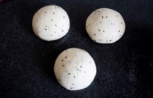 Black sesame seed blossoms the practice measure of the steamed bread 5