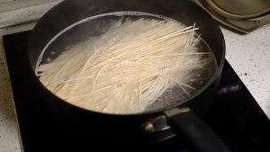 トマトの卵 顔| ・二人の部分がスイートガッシュボイラーで乾いた練習を舐めます2
