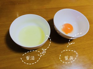殻付きの新鮮なエビのカレーが食事を揚げる練習対策をロールアップします2