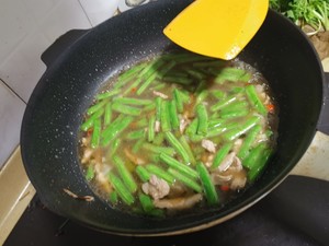 沸騰の顔の練習の測定 ステーキポークビーンズの役割のゆっくりとした火の上の覆われた鍋で8