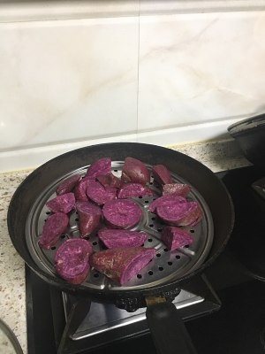 Sweet the practice measure of violet potato cake 1