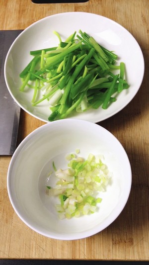 The practice measure of green oily noodles served with soy sauce 1