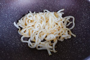 Local tyrant chow mien, the practice measure that big pork fries cover of packet black winter 3