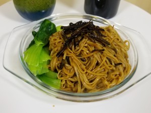 甘い緑の油っぽい麺の黄色いレイに醤油を添えて正方形の練習法7