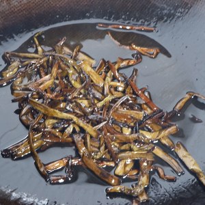 The practice measure of green oily noodles served with soy sauce 4