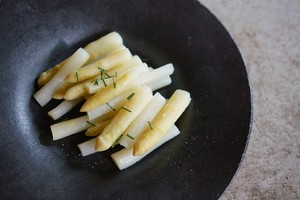 塩水が白いアスパラガスを沸騰させる方法 