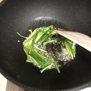 The practice measure of green oily noodles served with soy sauce 2
