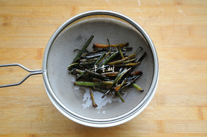 Green oily noodles served with soy sauce has oil of a bowl of green in the heart of everybody the face is classical the practice measure of quick worker 6