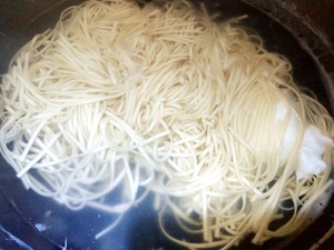 朝食に最も合うみじん切りネギのボウルの顔の実際の測定3