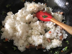 セロリの葉の要素のソーセージが食事を揚げる練習法6