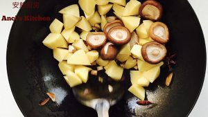 Potato of Xianggu mushroom of braise in soy sauce (add video cookbook) practice measure 4
