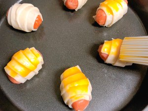 [the hand catchs cake sausage roll] practice measure 4