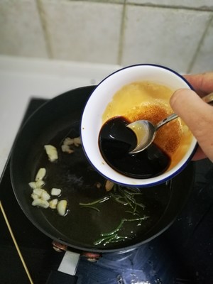 若いクイックワーカー5の緑の醤油を添えた油っぽい麺の実践測定