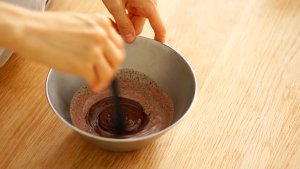 Chocolate cream cake / the operation gimmick of chocolate cream. / " Qi Feng reachs his to derive " bake video cake piece the practice measure of 2 4