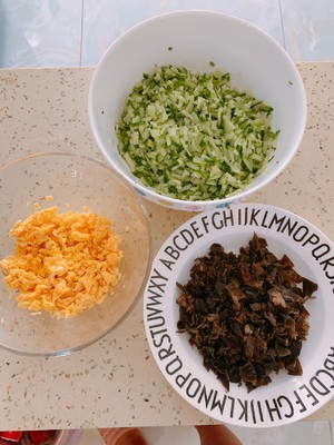 The practice measure of dumpling of cucumber shelled fresh shrimps 1